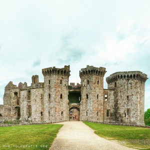 raglan castle in galles
