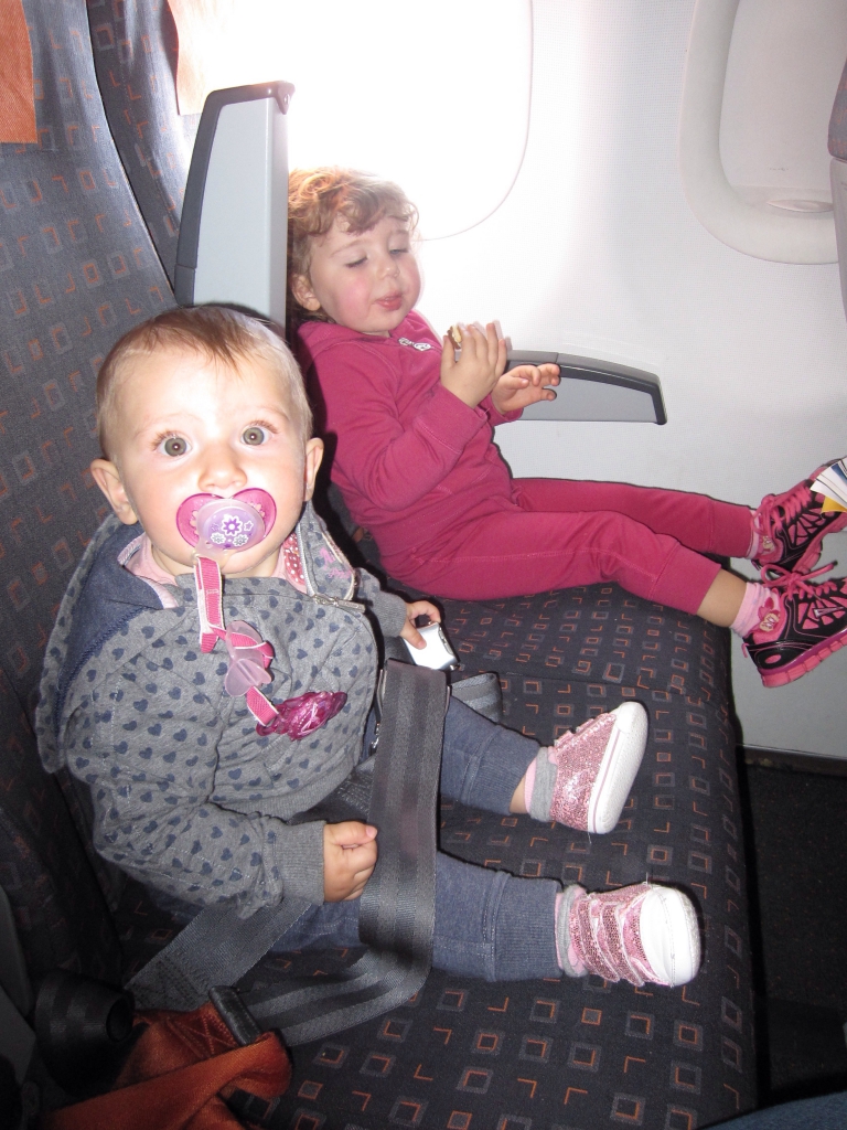 Viaggiare in aereo con bambini con easyjet