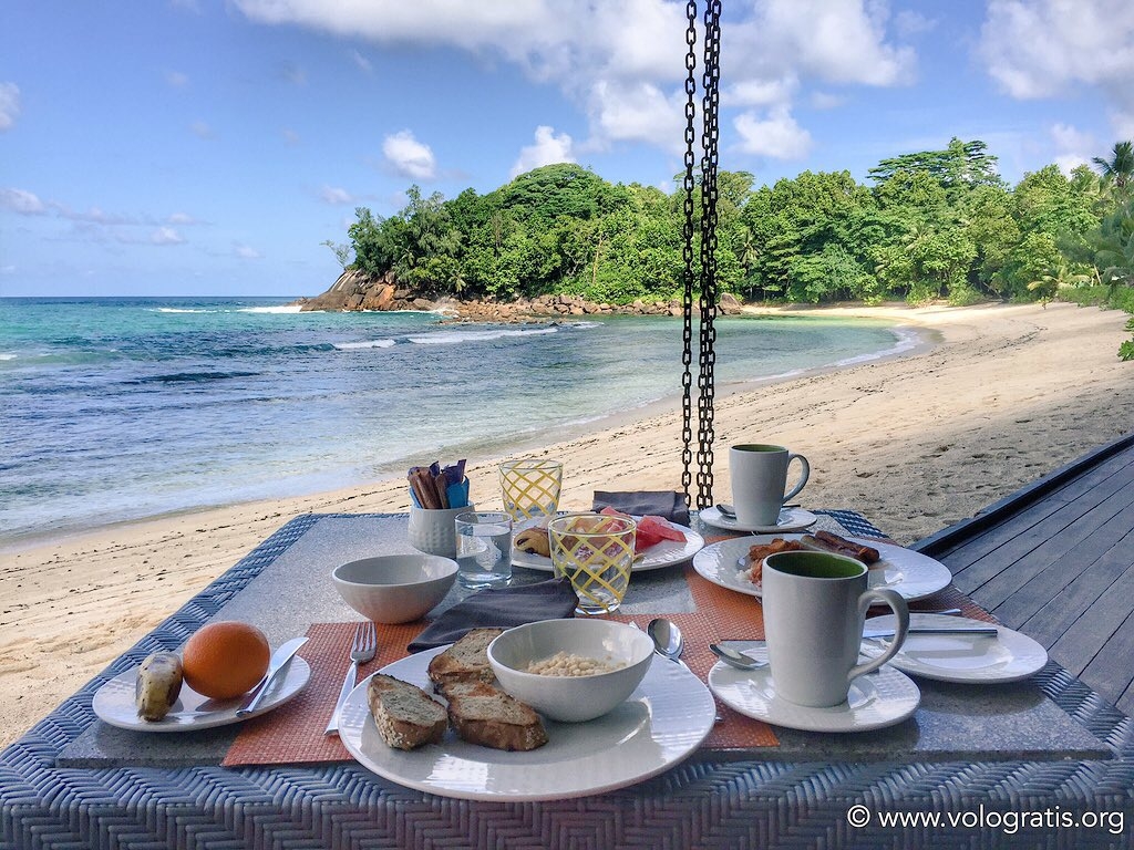 diario di viaggio alle seychelles colazione sulla spiaggia